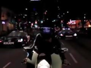 Mischa bäckar bending över motorcycle för sticka