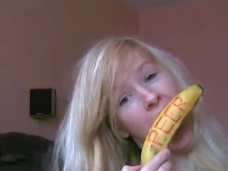 Блондин недосвідчена dildoing з банан