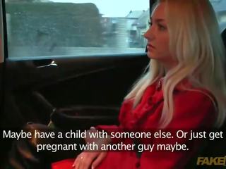 Taksi voznik pomaga najstnice da dobili noseče