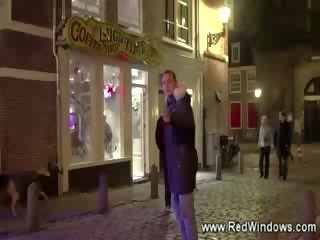 Fericit turist în cele din urmă devine lui streetwalker în amsterdam
