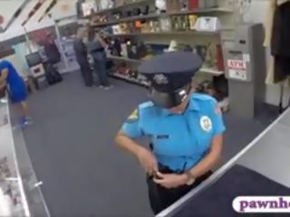 Nainen poliisi upseeri perseestä mukaan pawnkeeper sisäpuolella the pawnshop