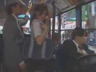 Aziatisch tiener honing betast in bus door groep