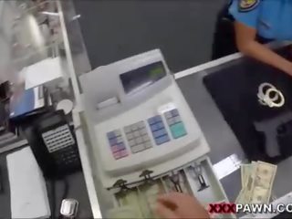 Krūtinga lotynų amerikietė policininkas gauna prikaltas už pinigai