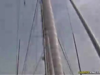 Rubia da un mamada en la barco