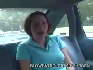 Policininkas gauna čiulpimas į mašina
