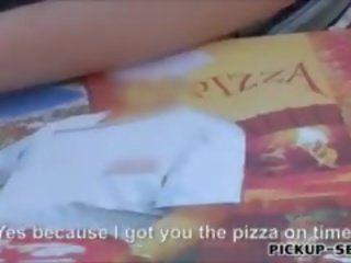 Pizzaa toimitus adolescent liliane perseestä kanssa hänen asiakas