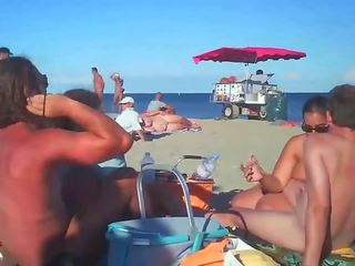 Milf klappen haar swain op naakt strand door voyeurs