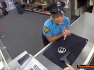 Krūtainas latina policists izpaužas pavirši par nauda