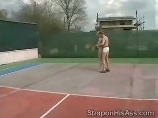 Blond tennis players prend fin suçage son trainers quéquette