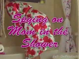 Madisin lee i spionasje på mamma i den dusj
