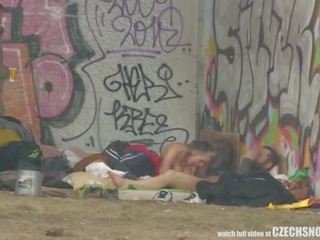 Puro calle vida homeless trío teniendo xxx película en público