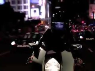Mischa brooks bending sa ibabaw motorcycle para peter