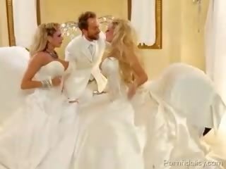 Dwa blondies z ogromny baloons w bridal dresses dzielenie się jeden członek