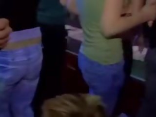 Cope dansa remsan undressed av natty sluts och leaked puss