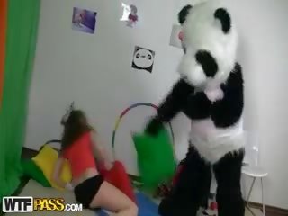 Titted bruneta pentru avea xxx video spectacol cu uriaș jucărie panda