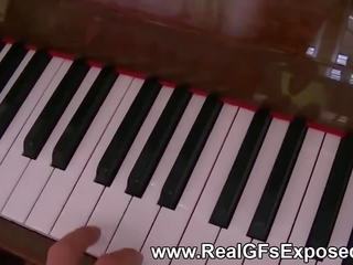 Huono pianolle pelaaja saa kova paukutti rankaiseminen