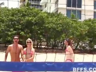 Strand volleyball som kyssing