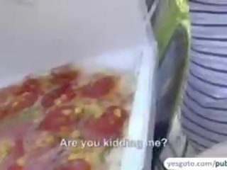 Público follando con pizza entrega novio