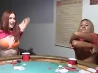 Jovem schoolmates a foder em poker noite