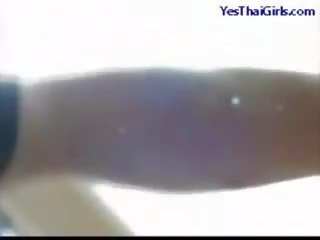 Vit ms och thailändska lassie filming hur de körd sperma till mout