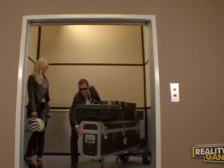 Amatér úžasný blondýnka streetwalker dělá výstřik a dostane v prdeli na the výtah