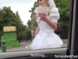 Cantik pengantin perempuan menyebalkan sebuah besar keras titit