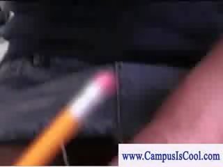 Blondin högskolan deity blåsning svart penisen i henne studentrummet