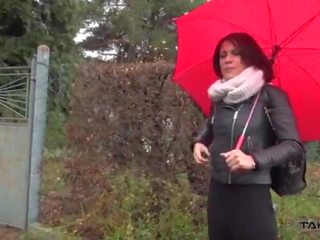 Sadetta auttaa vakuuttaa viaton ranskalainen sexbomb tulla kohteeseen pakettiauto ja naida