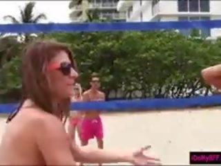 Bikini bffs twerking deres sensational asses av den strand og orgie