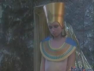 Belladonna wears 一個 埃及的 headdress