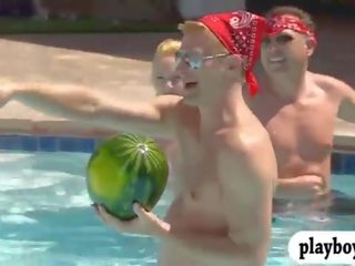 Swingers mający zabawa i ustny xxx wideo vid w pływanie basen