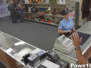 警察 年轻 女士 吸吮 刺 为 金钱 在 该 店