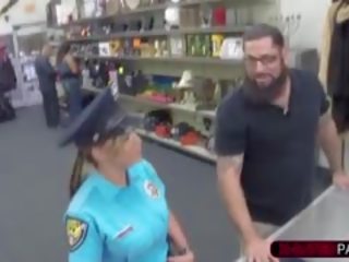 Bewitching dan berpayu dara besar polis pegawai sells beliau firearm mendapat fucked