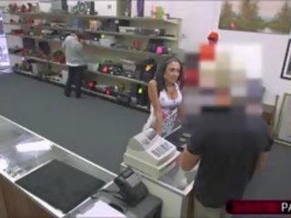 Brunetka prowokacyjny latynoska młody kobieta sells ukradzione phones