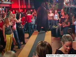 Fascinating babes tancujúce na párty klip