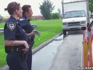 Ženska cops potegnite več črno suspect in sesati njegov gred
