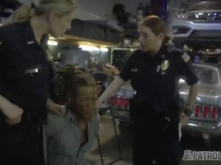 Mechanic shop owner gets his tool polished by concupiscent female cops