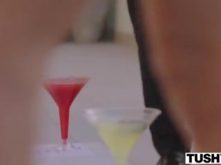 Tushy anal-hungry tourists avi & naomi förför bartender
