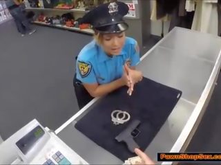 شرطة ضابط بيادق لها بندقية & غير مارس الجنس