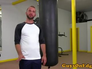 Вързани гей cocksucked в гимнастически салон тройка