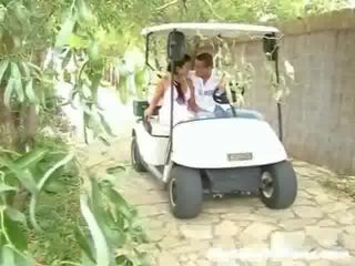 Une écolière et son swain sont au volant autour en une golf cart. soudain ils arrêtez et la copain ouvre à toucher la fille jusqu'à,