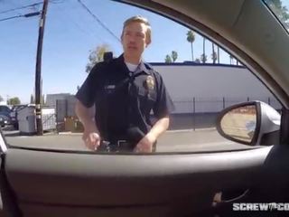Apanhada! negra amante fica preso a chupar fora um policial durante rally!