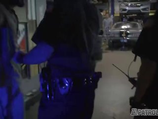 Mechanic shop owner gets his tool polished by concupiscent female cops
