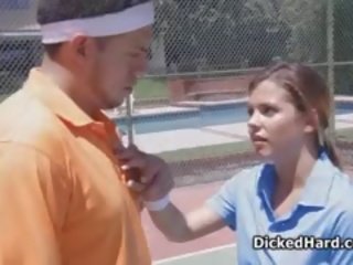 Liels zīle pusaudze fucked par teniss tiesa