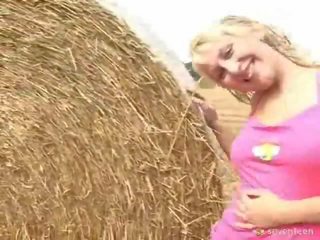 Nastolatka cutie dostaje pieprzony wewnątrz the pole