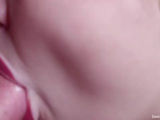 Έφηβος/η τσιμπούκι και σπέρμα σε στόμα closeup