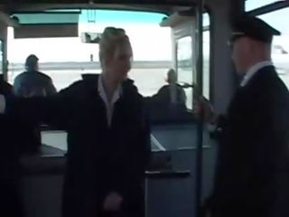 Bedårande stewardessen strök hård johnson till cumsprut