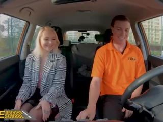 Namaak driving school- blondine marilyn suiker in zwart kniekousen x nominale video- in auto