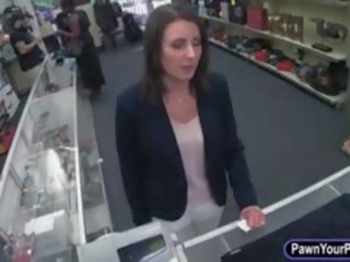 Customers femme était convaincu à baisée en la coulisses